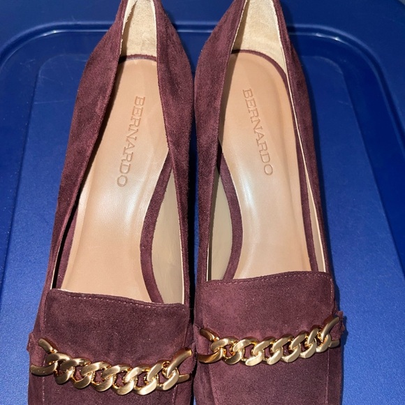NWOT BERNARDO Avery Suede Pumps in Burgundy with Gold Chain Size 7.5 - Picture 6 of 13